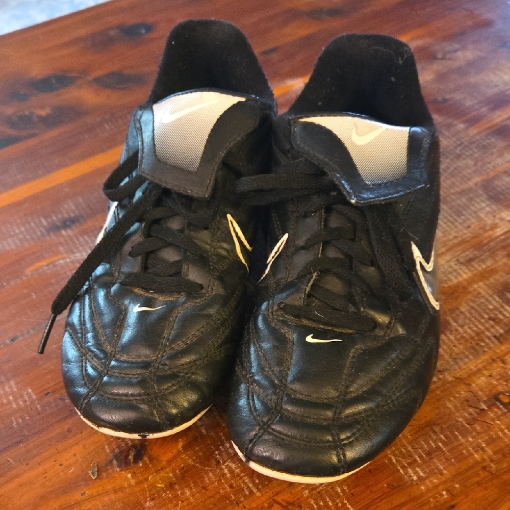 Nike Size 2Y Black and White Soccer Sports Sneakers